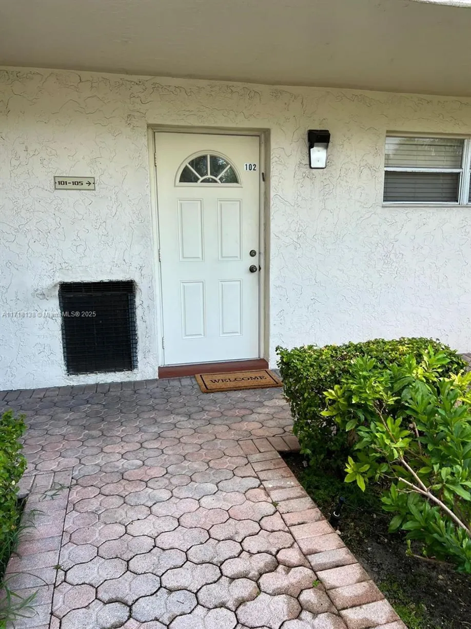 South Florida Real Estate | View 611 S Hollybrook Dr, 102 | Listing