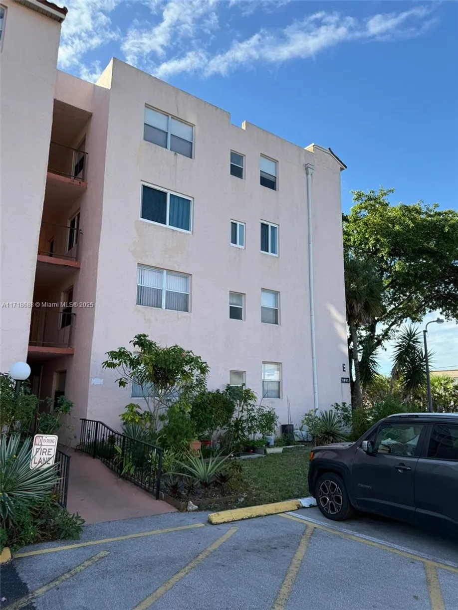 South Florida Real Estate | View 2851 Somerset Dr, 302 | 2 Beds, 2 Baths
