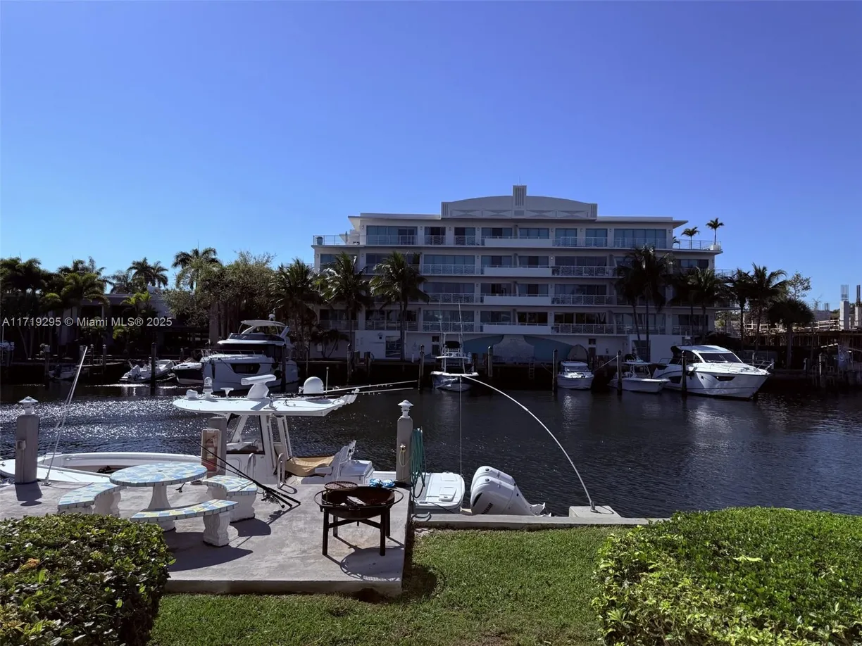 South Florida Real Estate | View 180 Isle Of Venice Dr, 105 | 1 Bed, 1 Bath