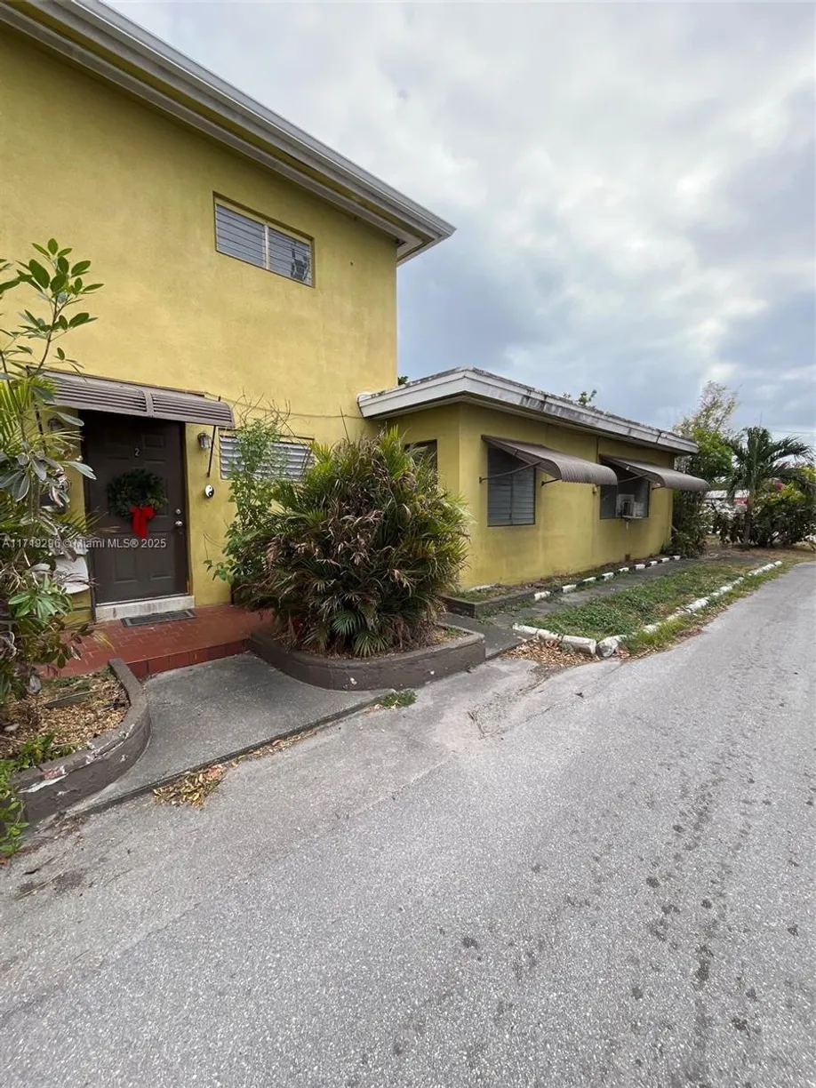 South Florida Real Estate | View 2035 Dewey Street, 3 | 1 Bed, 1 Bath
