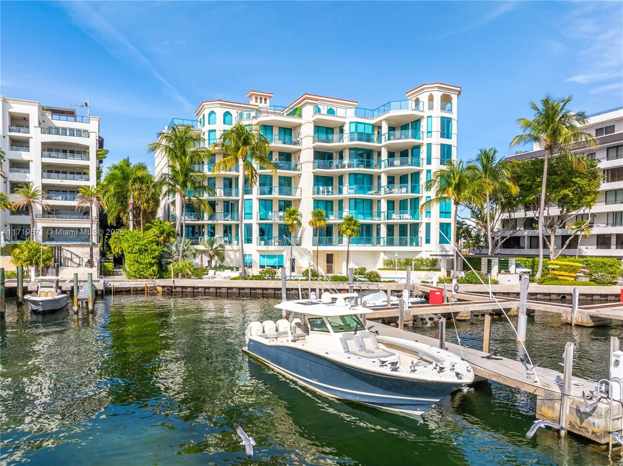 South Florida Real Estate | View 1660 W Glencoe St, 401 | 4 Beds, 3 Baths