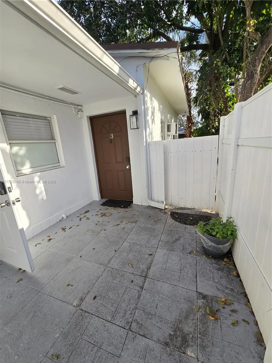 South Florida Real Estate | View 5712 Hollywood Blvd, 3 | 1 Bath