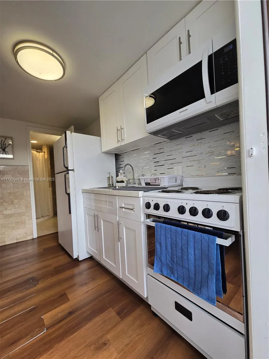 South Florida Real Estate | View 5712 Hollywood Blvd, 1 | 2 Beds, 1 Bath