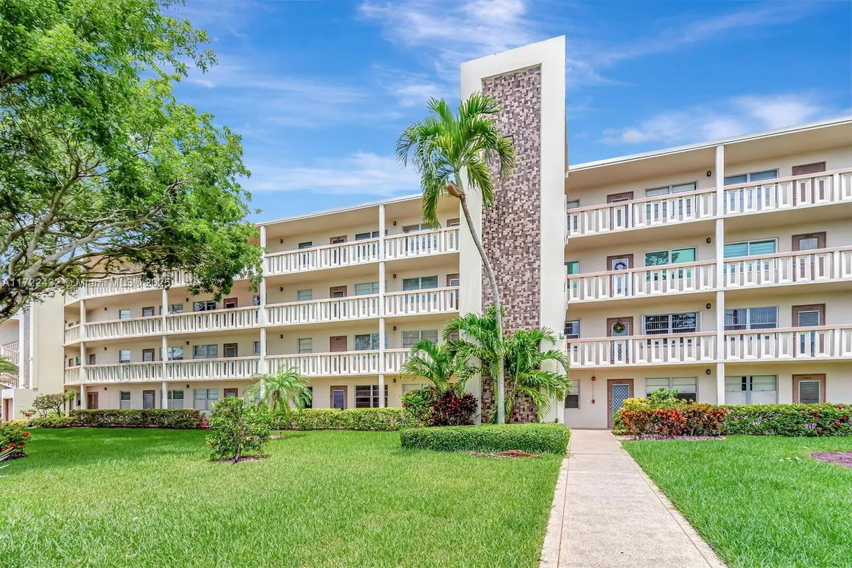 South Florida Real Estate | View 1076 Newport Q, 1076 | 2 Beds, 1 Bath