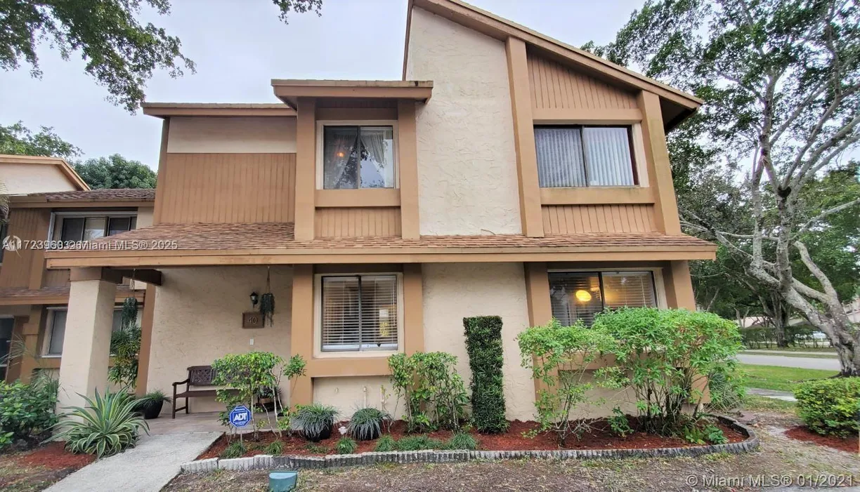 South Florida Real Estate | View 40 Wimbledon Lake Dr, 216 | 2 Beds, 1 Bath