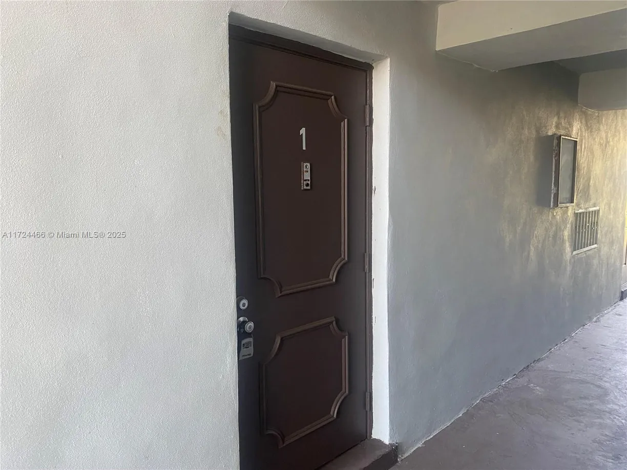 South Florida Real Estate | View 335 W Laurel Dr, 1M | Listing