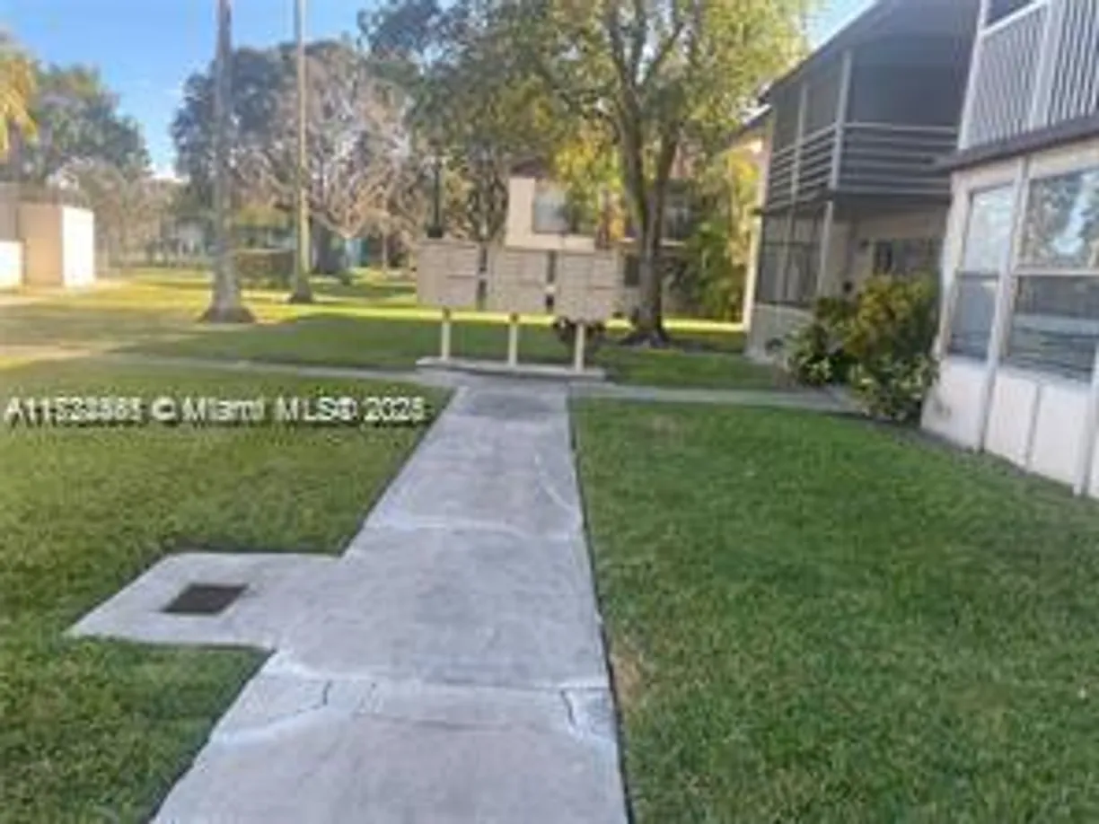 South Florida Real Estate | View 335 W Laurel Dr, 1M | 1 Bed, 1 Bath