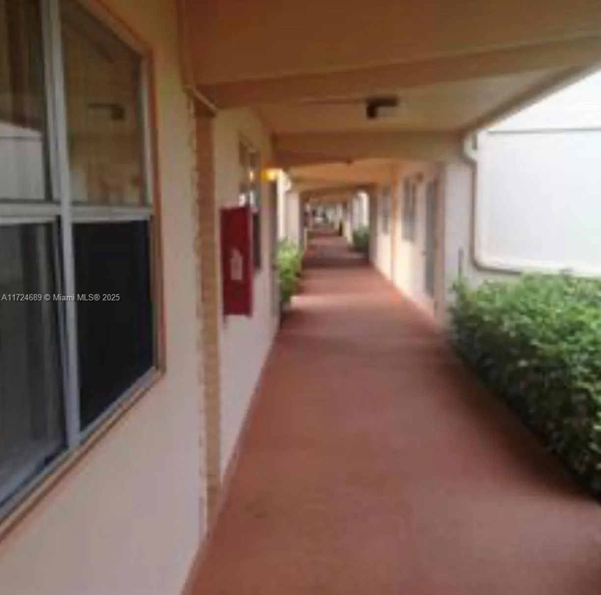 South Florida Real Estate | View 627 N Saxony  N | 1 Bed, 1 Bath