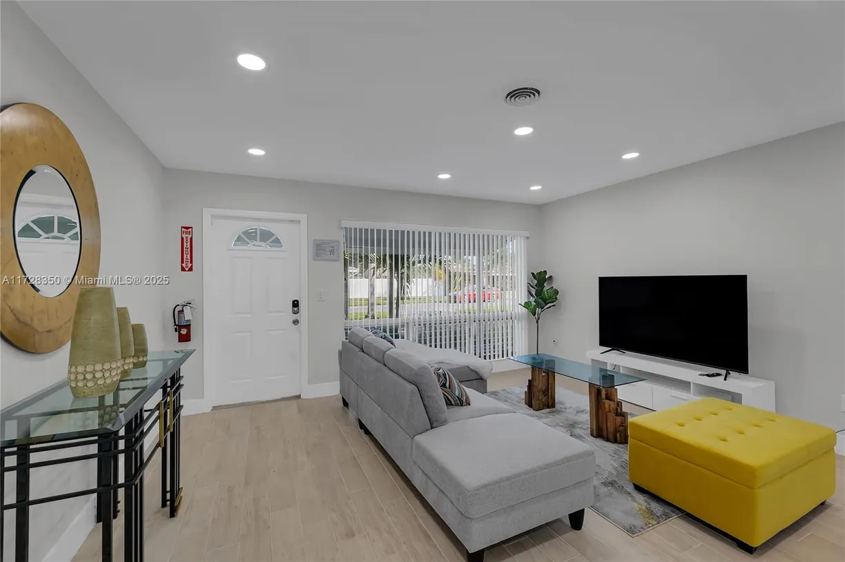South Florida Real Estate | View 301 SE 1st Ter | Listing