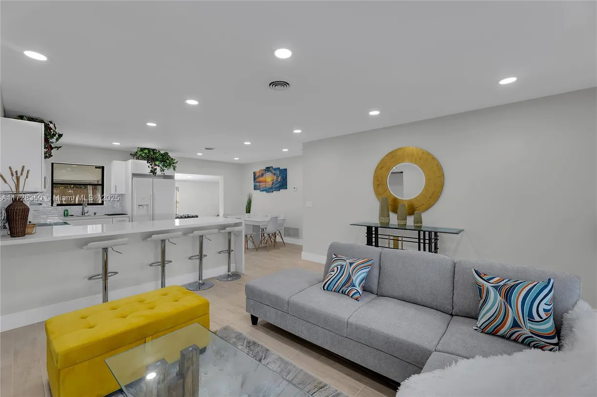 South Florida Real Estate | View 301 SE 1st Ter | Listing