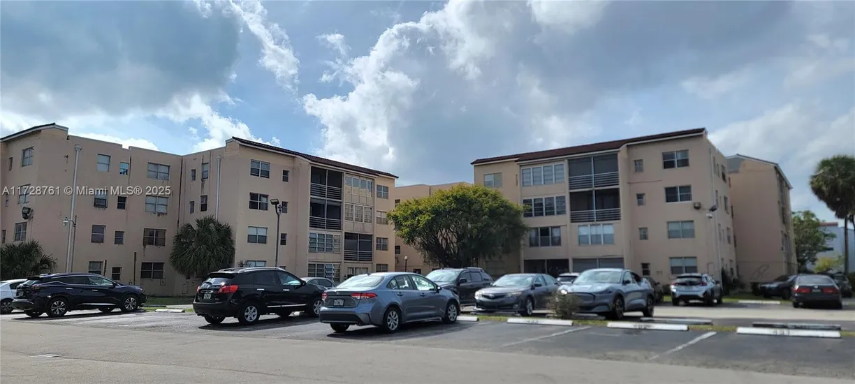 South Florida Real Estate | View 2840 Somerset Dr, 318M | 2 Beds, 2 Baths