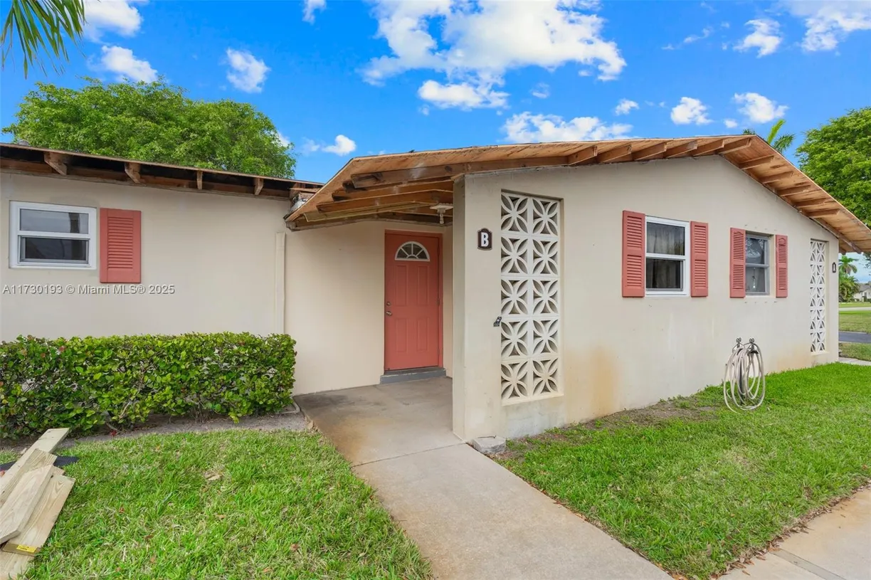 South Florida Real Estate | View 2930 E Ashley Dr | 1 Bed, 1 Bath