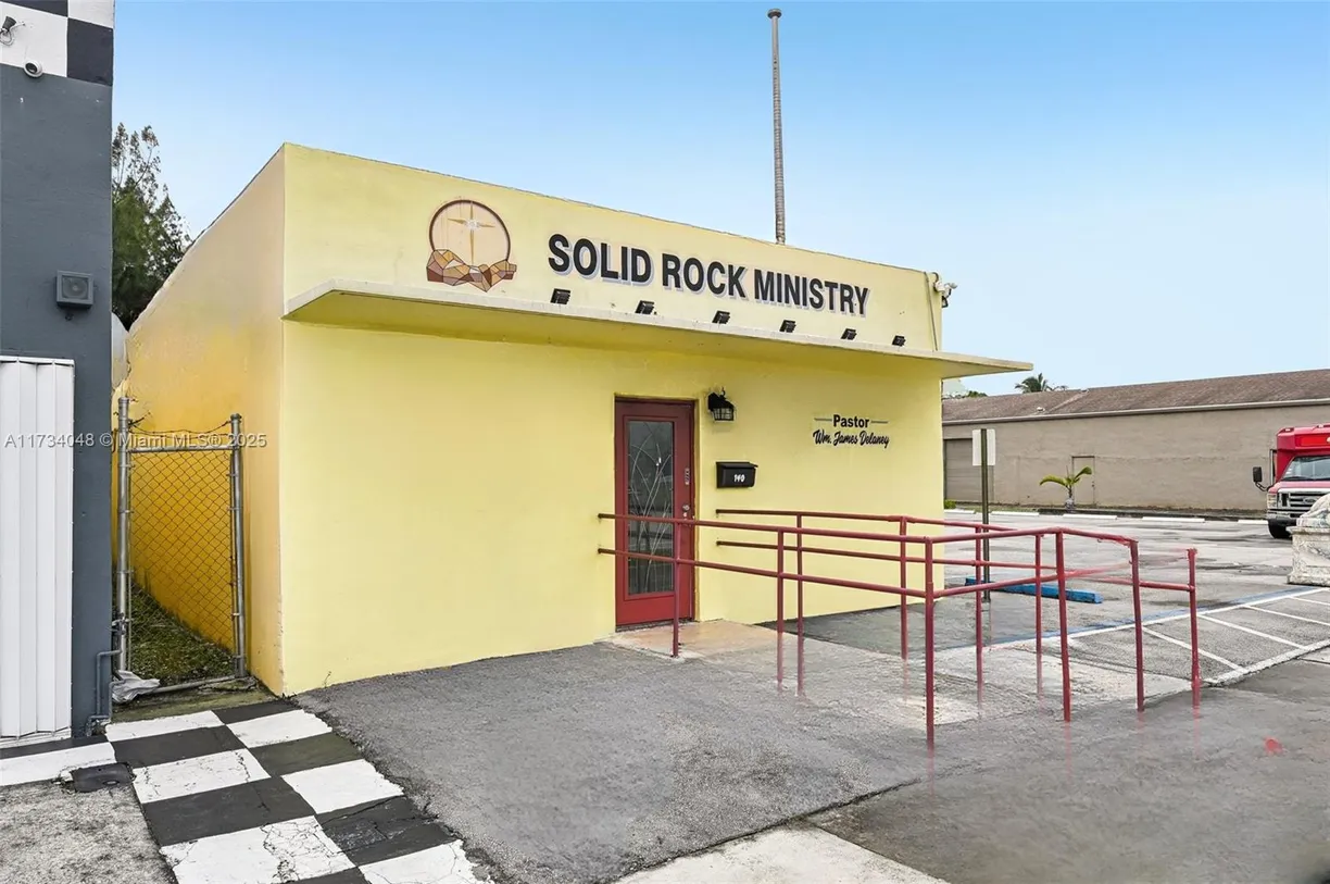 South Florida Real Estate | View 140 W Prospect Rd | Listing