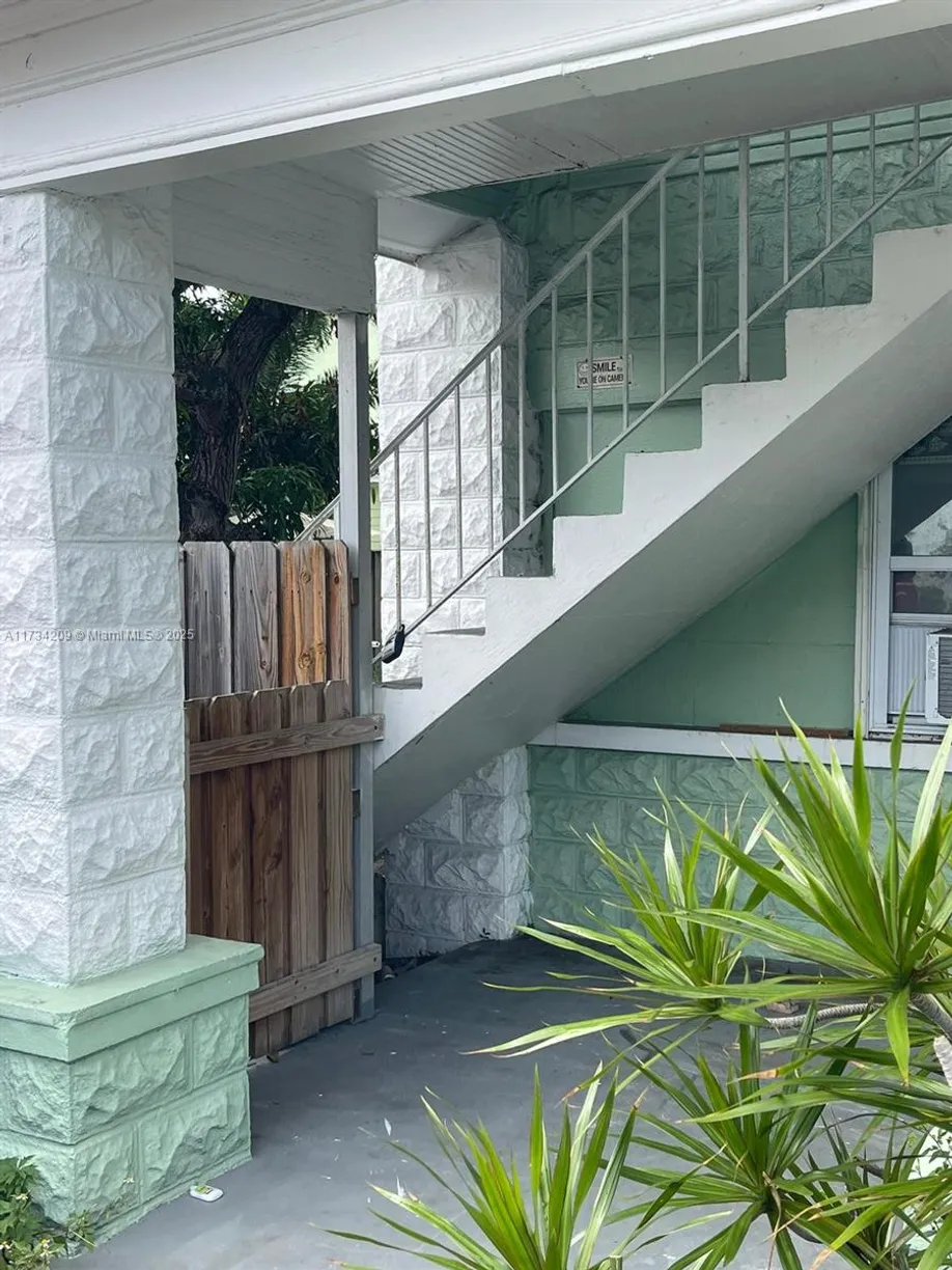 South Florida Real Estate | View 605 S J St | Listing