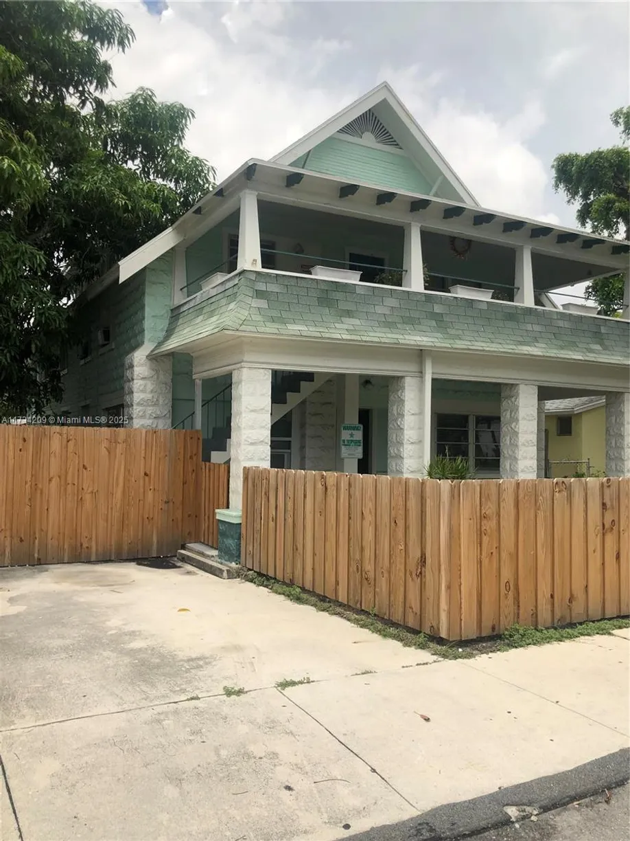 South Florida Real Estate | View 605 S J St | Listing