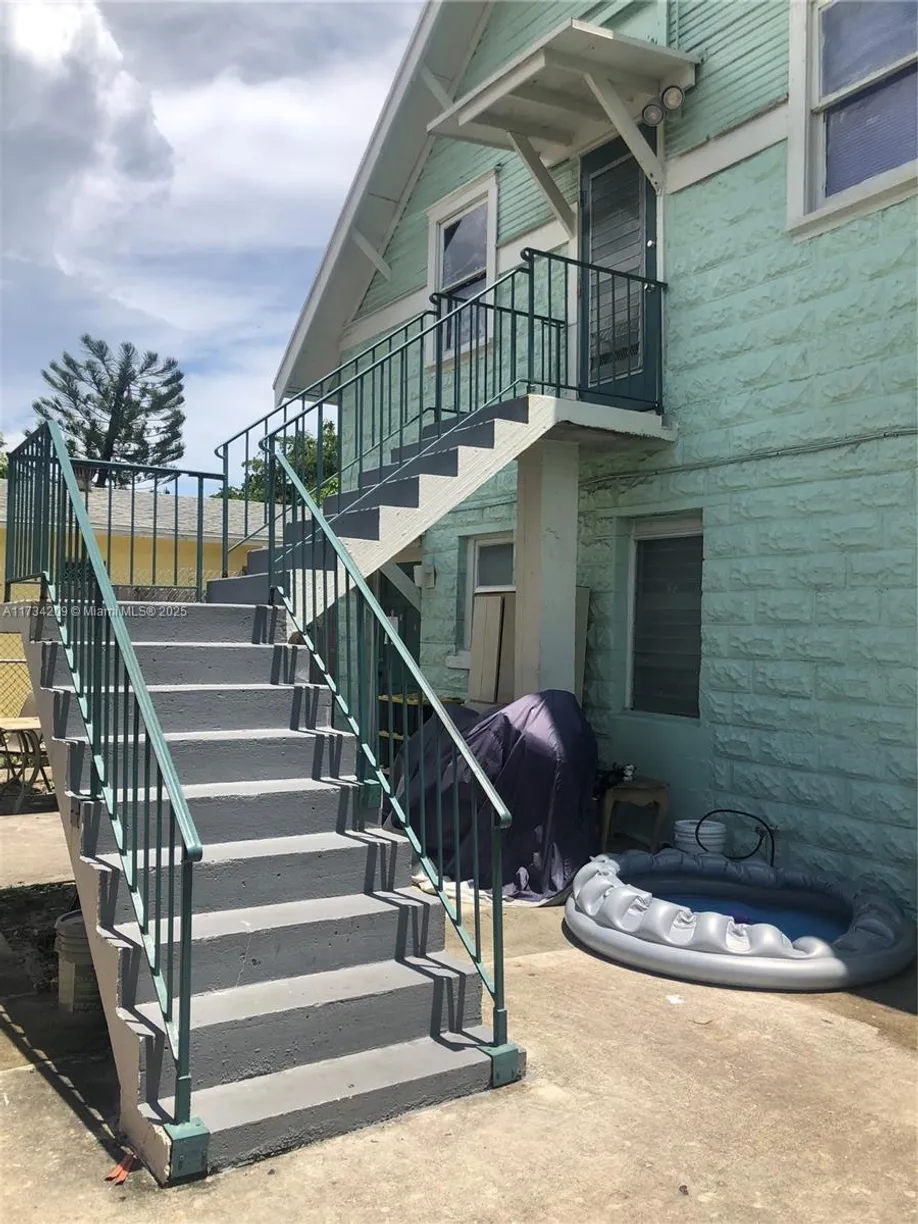 South Florida Real Estate | View 605 S J St