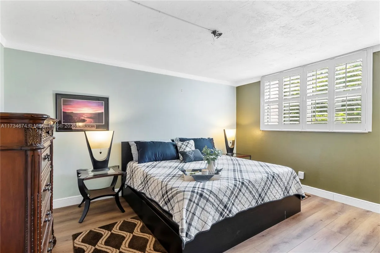 South Florida Real Estate | View 2851 Somerset Dr, 415 | Listing