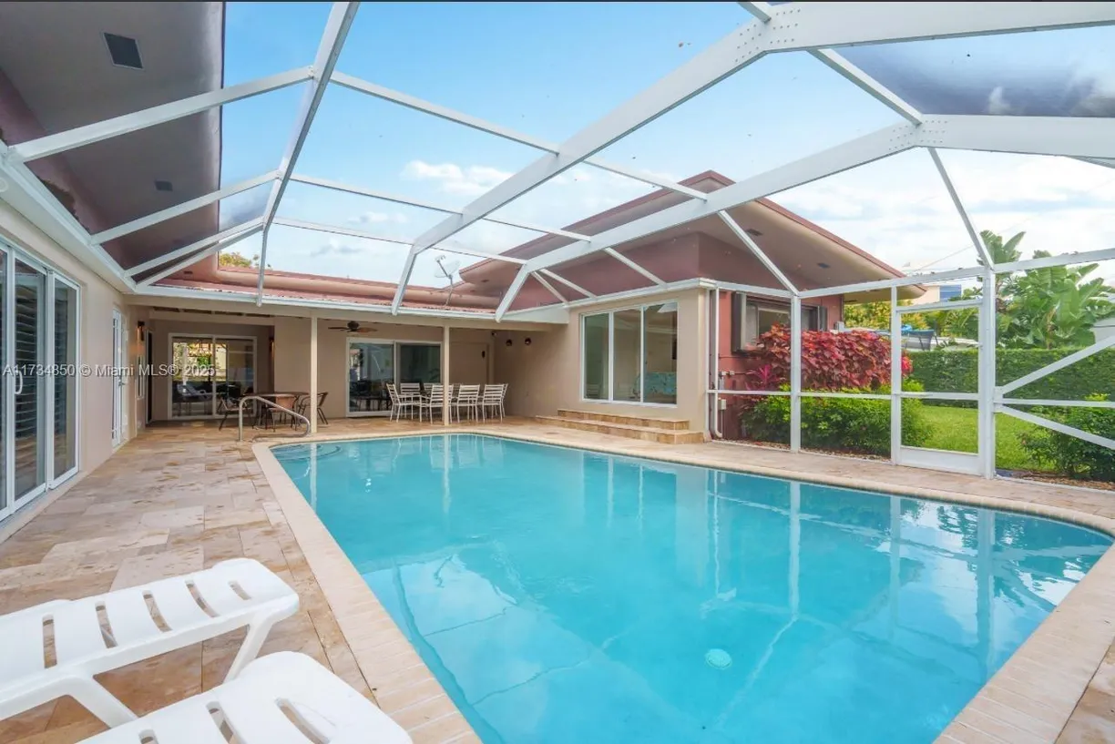 South Florida Real Estate | View 811 N Highland Dr | Listing