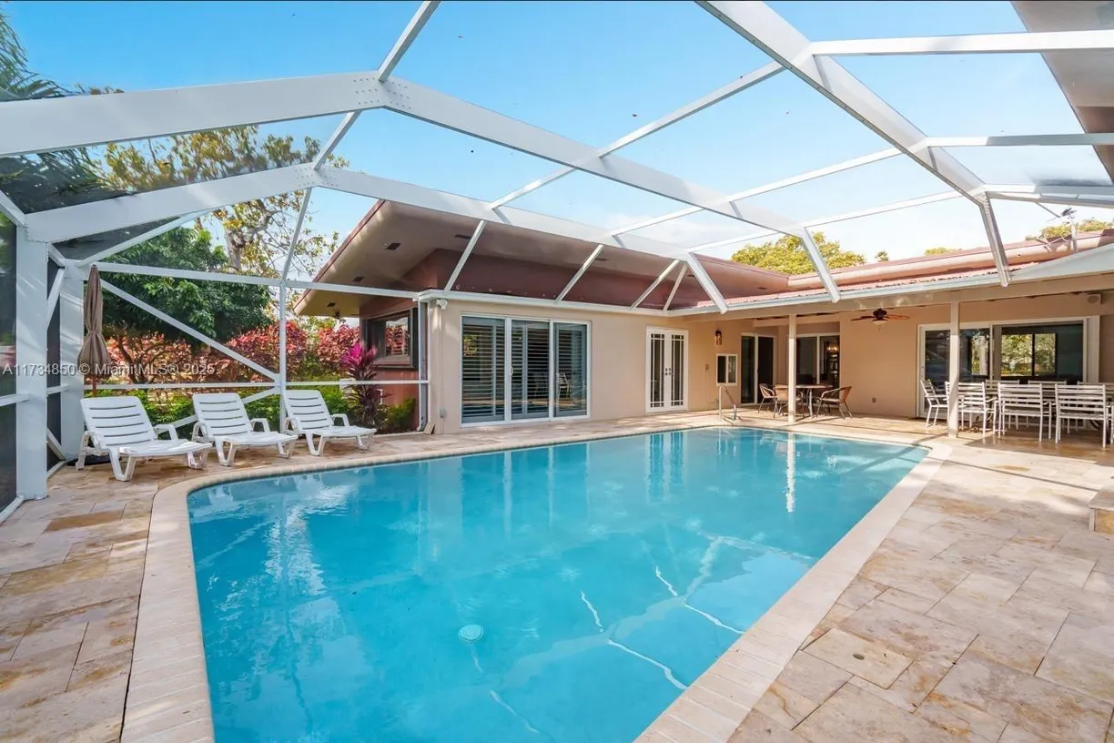 South Florida Real Estate | View 811 N Highland Dr | Listing