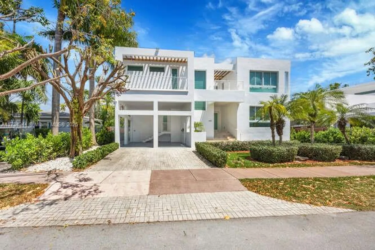 South Florida Real Estate | View 485 Ridgewood Road | 4 Beds, 5 Baths
