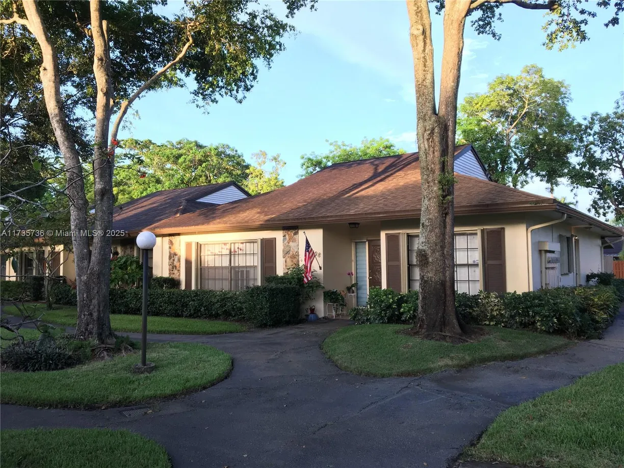 South Florida Real Estate | View 7508 Nova Dr, 5 | 2 Beds, 2 Baths