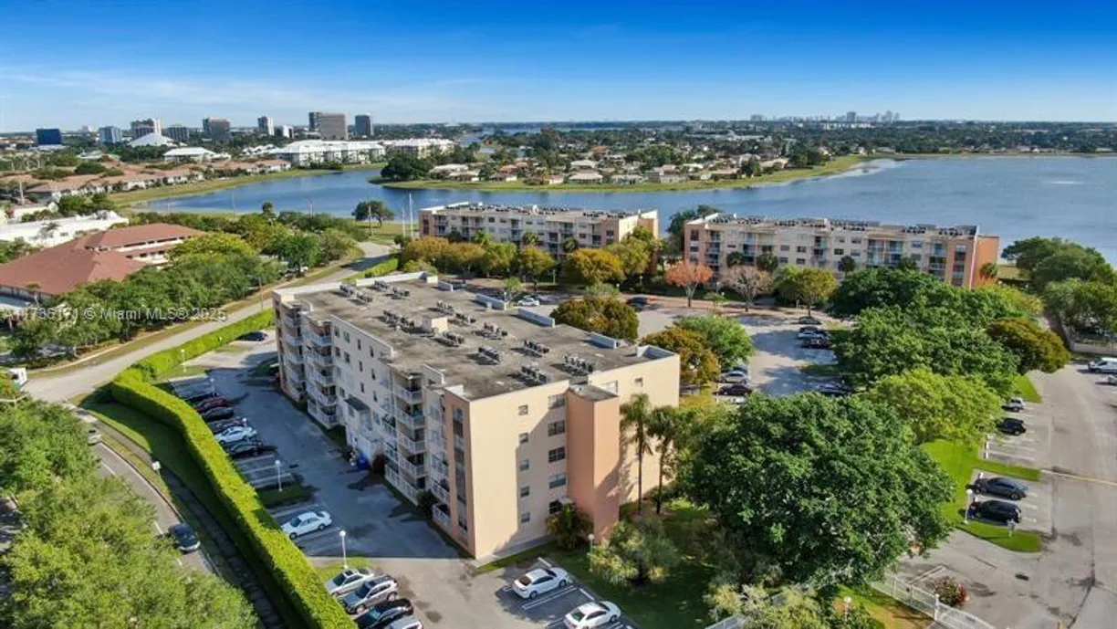 South Florida Real Estate | View 500 Executive Center Dr, 4A | 2 Beds, 2 Baths