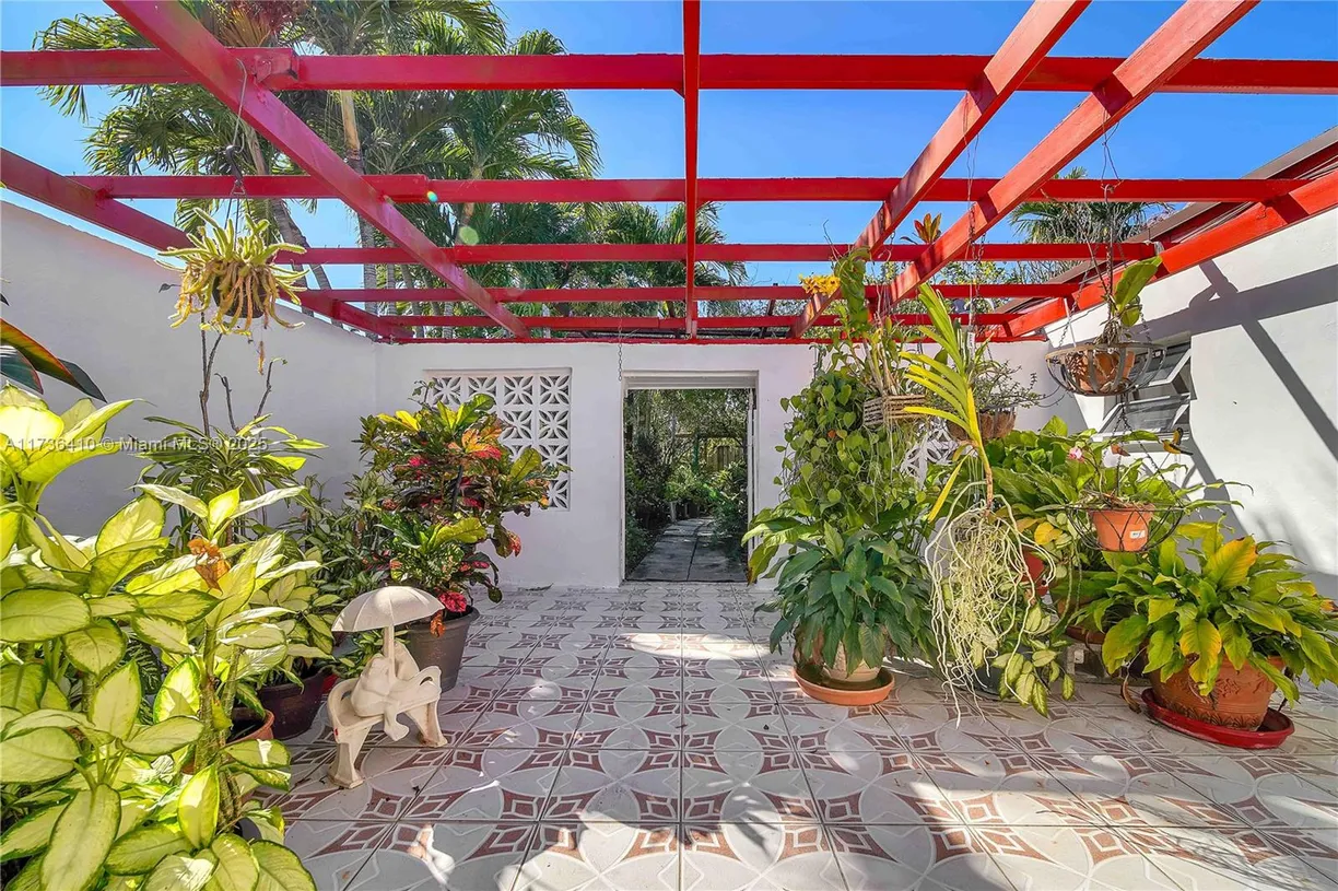 South Florida Real Estate | View 5440 SW 99th Ave | 3 Beds, 2 Baths