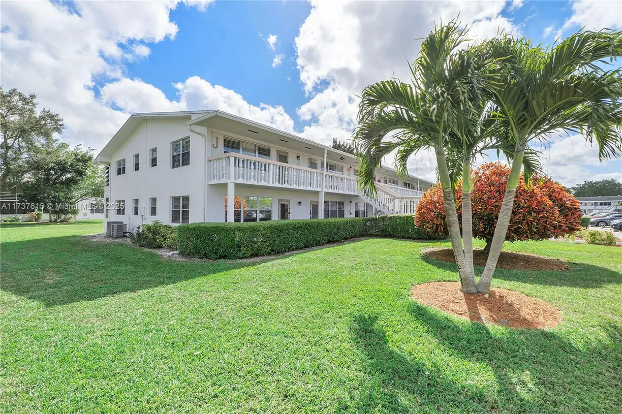 South Florida Real Estate | View 143 Oakridge J, 143 | 1 Bed, 1 Bath