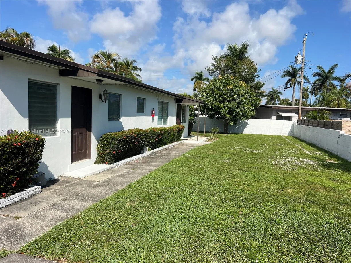 South Florida Real Estate | View 809 NE 2nd St, 1-2 | 1 Bed, 1 Bath
