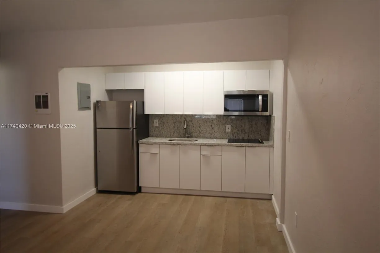 South Florida Real Estate | View 301 Sharar Ave, 4 | 1 Bed, 1 Bath