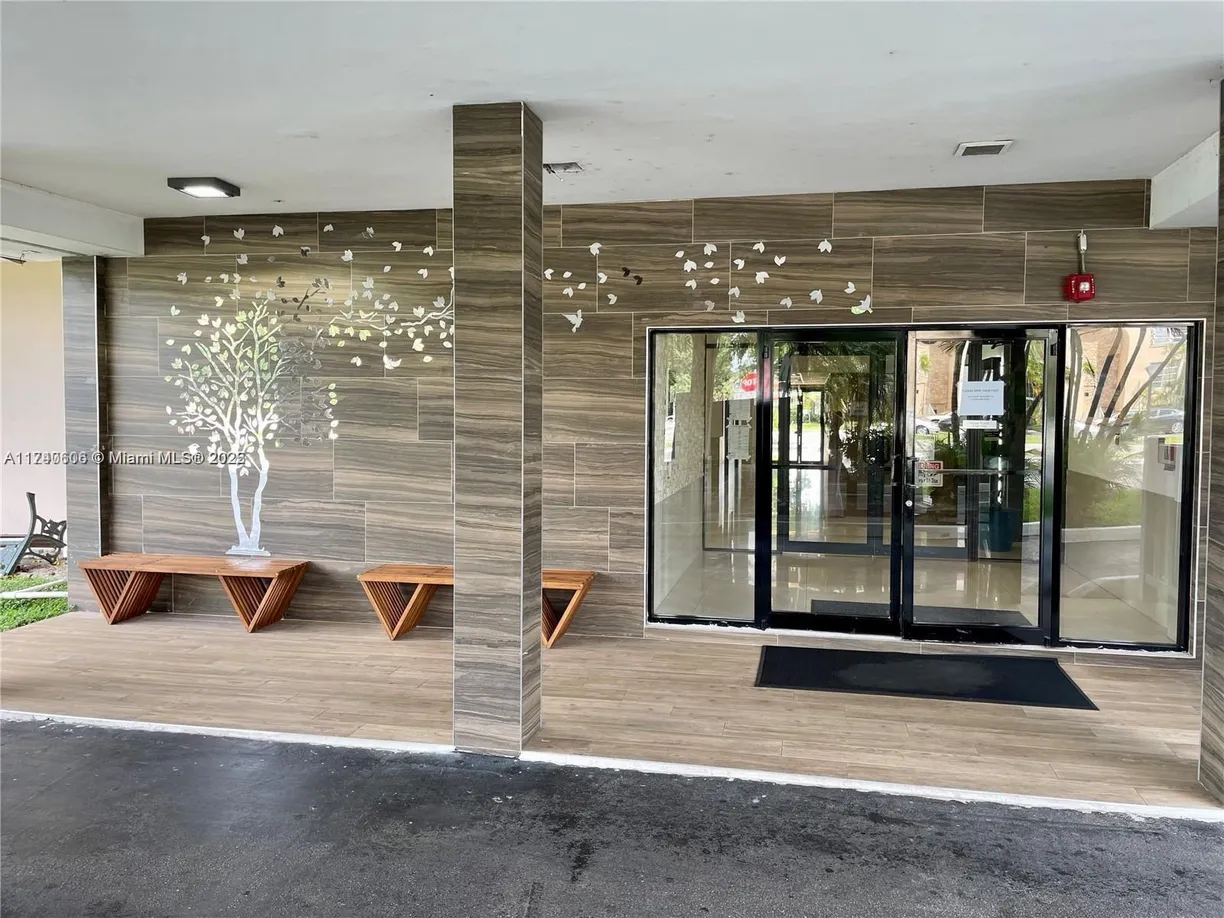 South Florida Real Estate | View 4164 INVERRARY, 610 | 1 Bed, 1 Bath