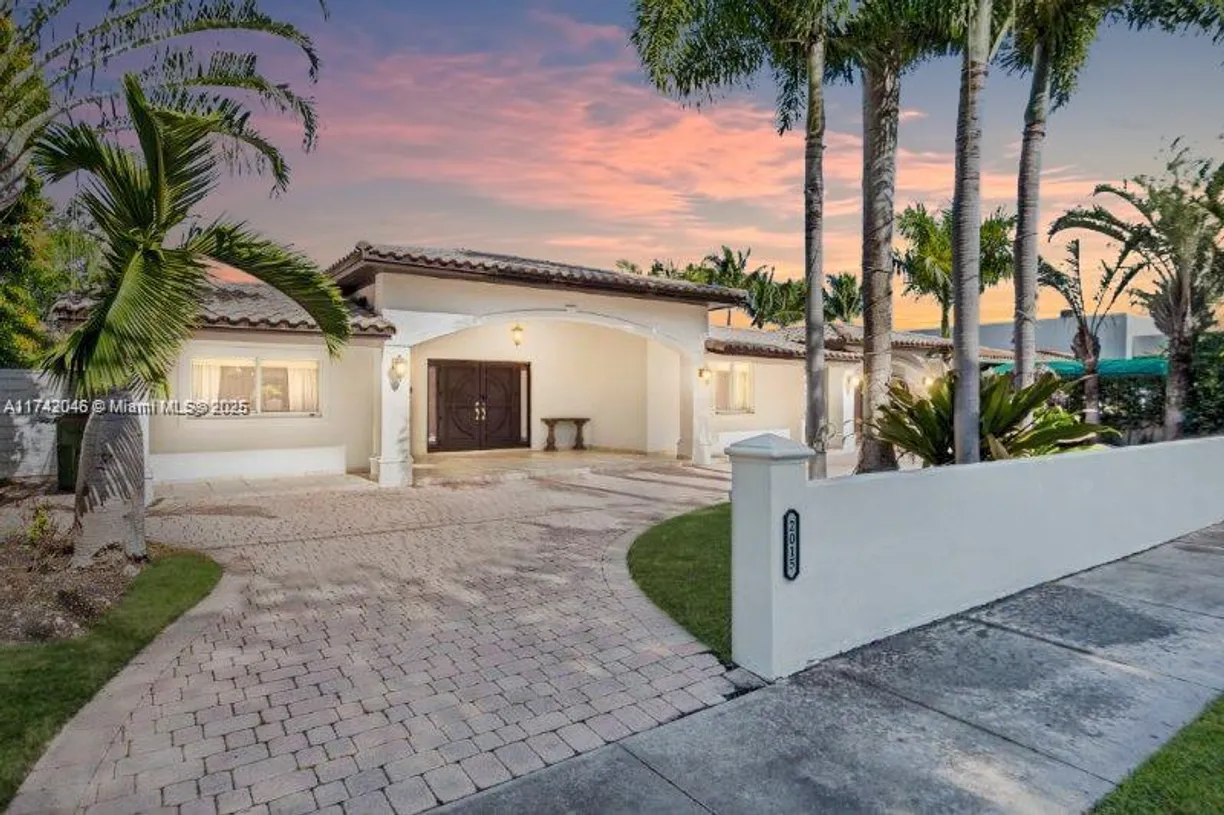 South Florida Real Estate | View 2015 N Hibiscus, 2015 | 3 Beds, 2 Baths