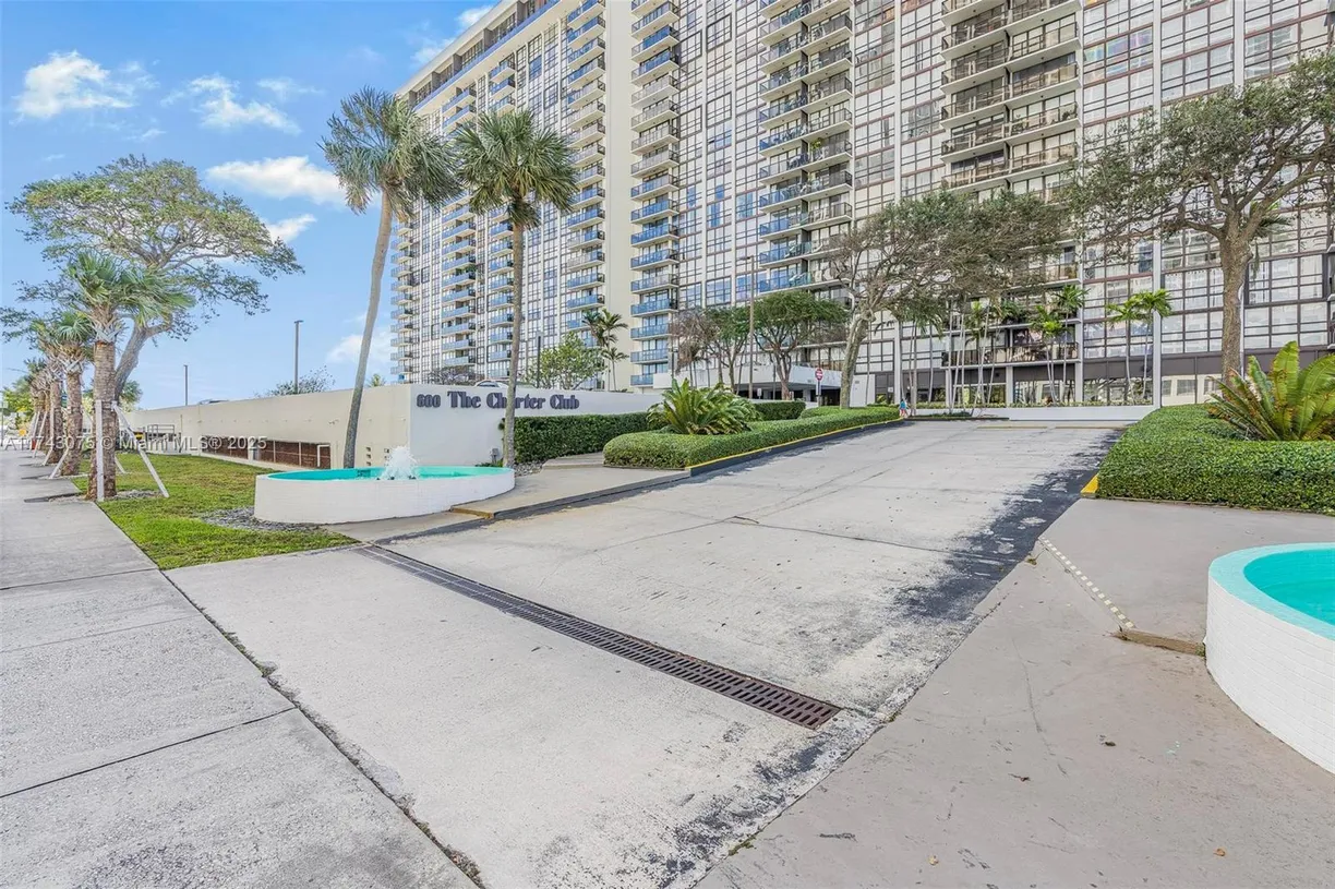 South Florida Real Estate | View 600 NE 36th St, 414 | 1 Bed, 2 Baths