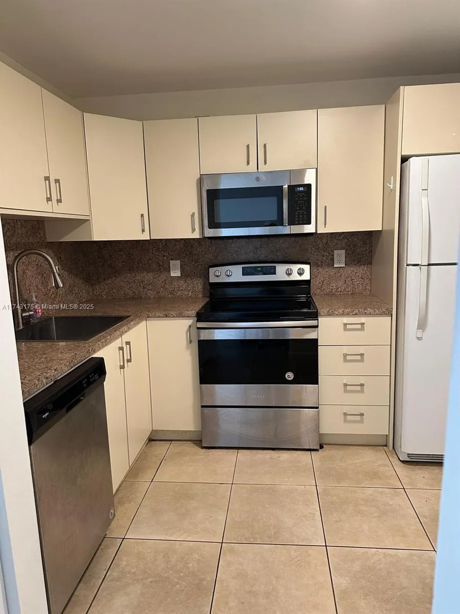 South Florida Real Estate | View 1830 Dixieanna St, 606 | 2 Beds, 2 Baths