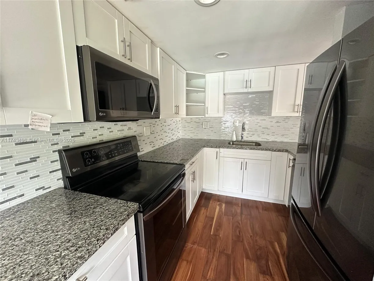 South Florida Real Estate | View 90 Isle Of Venice Dr, 10 | 1 Bed, 1 Bath