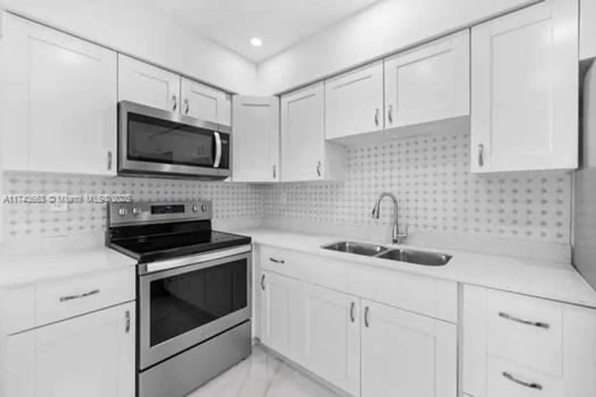 South Florida Real Estate | View 1431-1433 N 14th Way | Listing