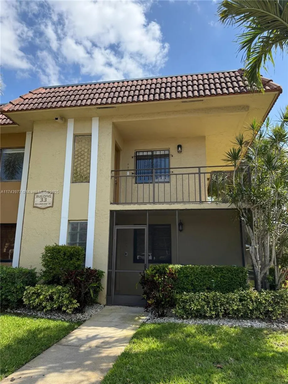 South Florida Real Estate | View 303 Lakeview Dr, 202 | 2 Beds, 2 Baths