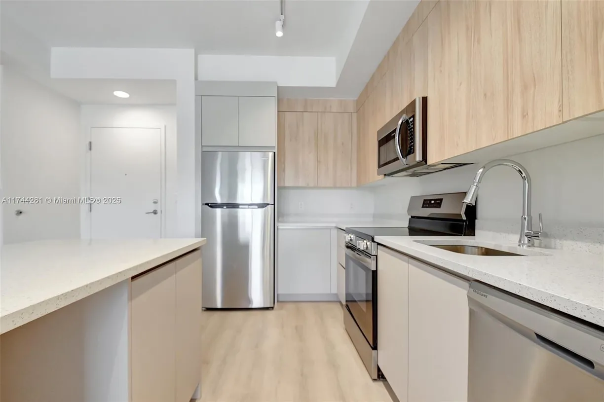 South Florida Real Estate | View 1715 N Dixie Hwy, 2209 | 1 Bed, 1 Bath