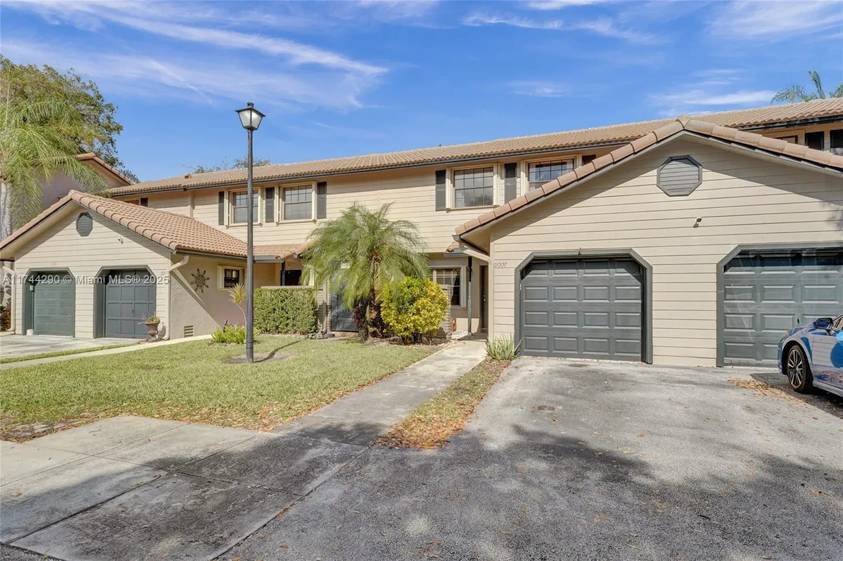 South Florida Real Estate | View 9007 Vineyard Lake Dr, 9007 | Listing