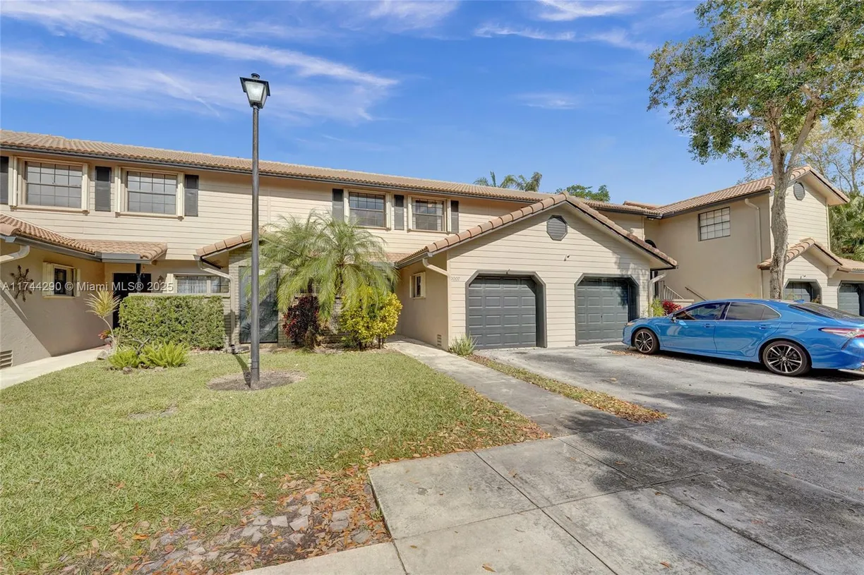 South Florida Real Estate | View 9007 Vineyard Lake Dr, 9007 | Listing