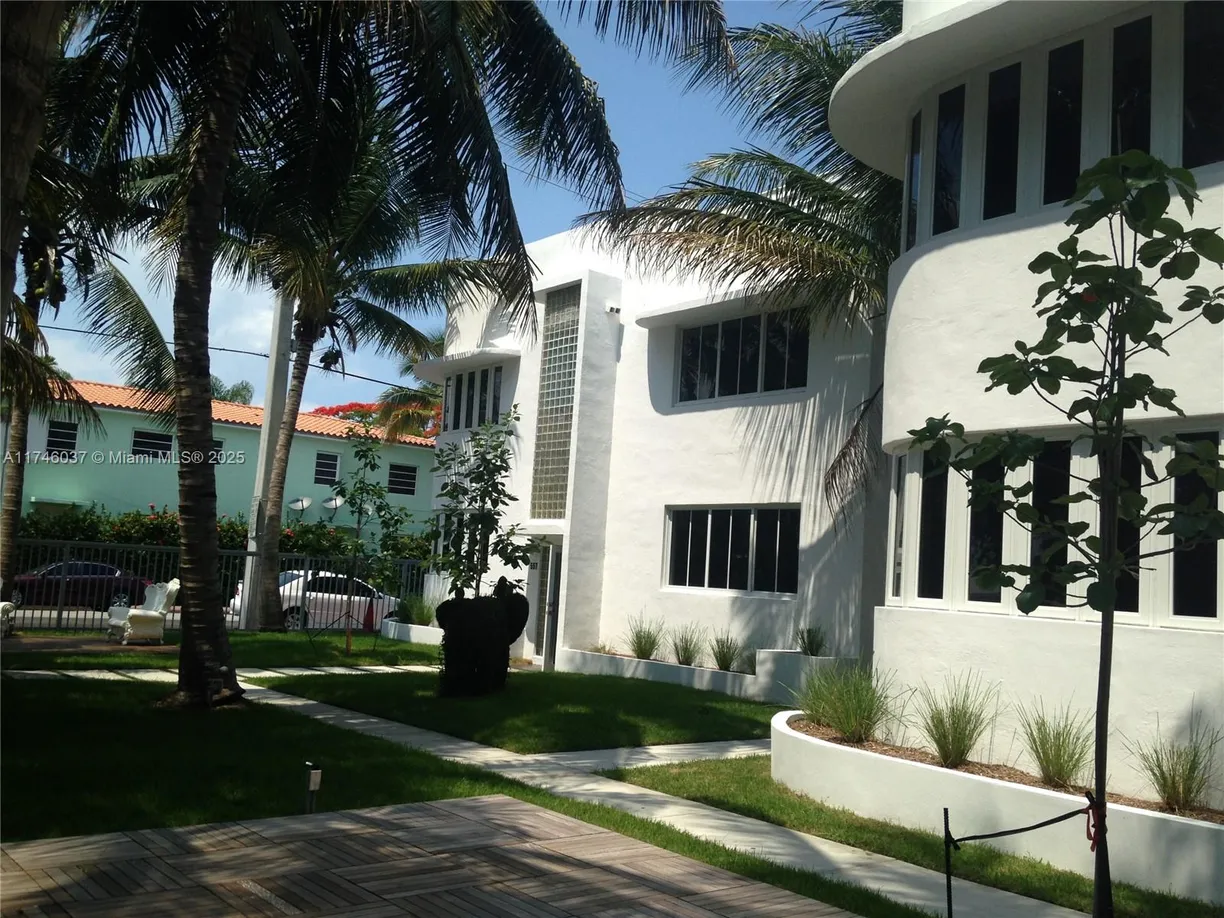 South Florida Real Estate | View 557 Michigan Ave, 211 W/PARKING | Listing