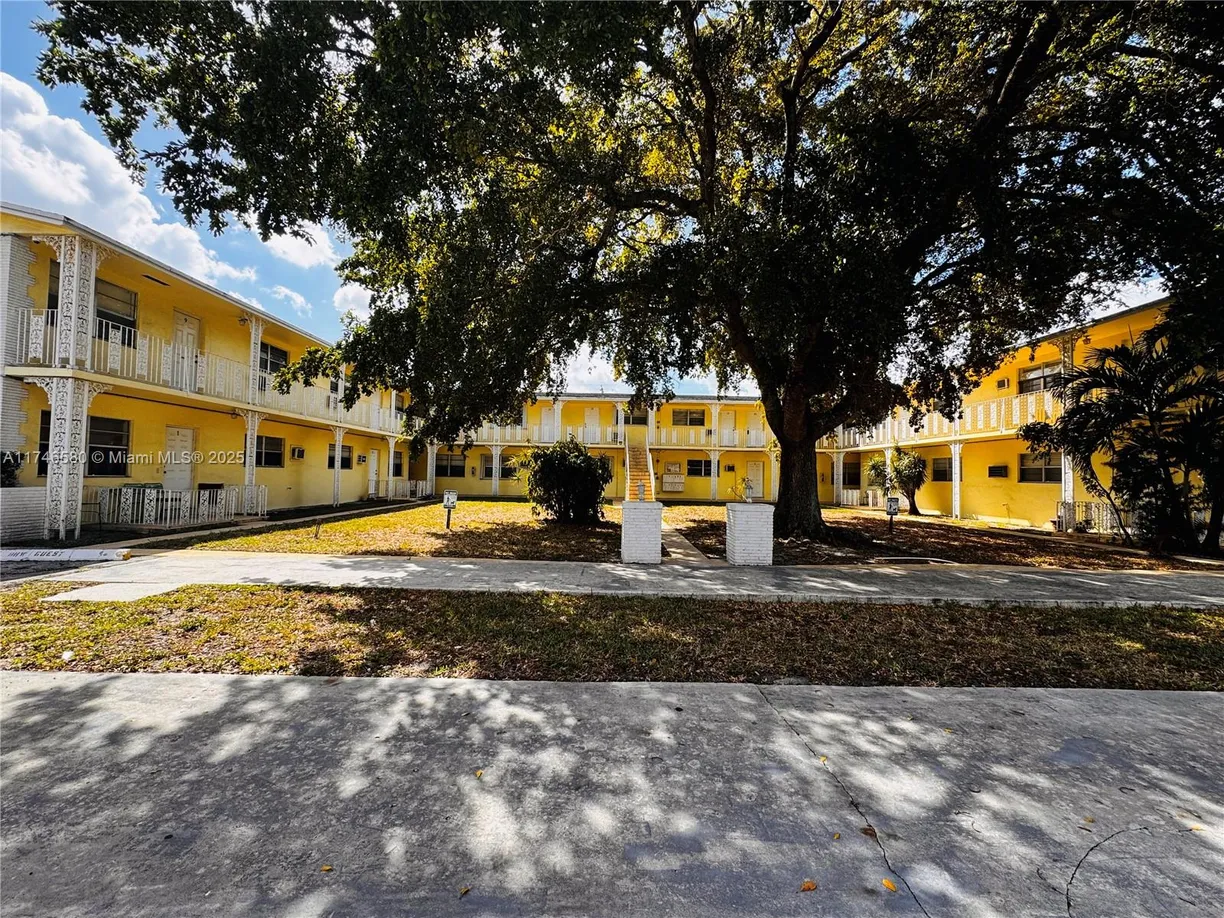 South Florida Real Estate | View 5400 Hollywood Blvd, 13 | 1 Bed, 1 Bath