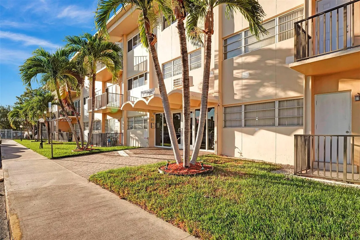 South Florida Real Estate | View 1400 NE 169th St, 305 | 1 Bed, 1 Bath