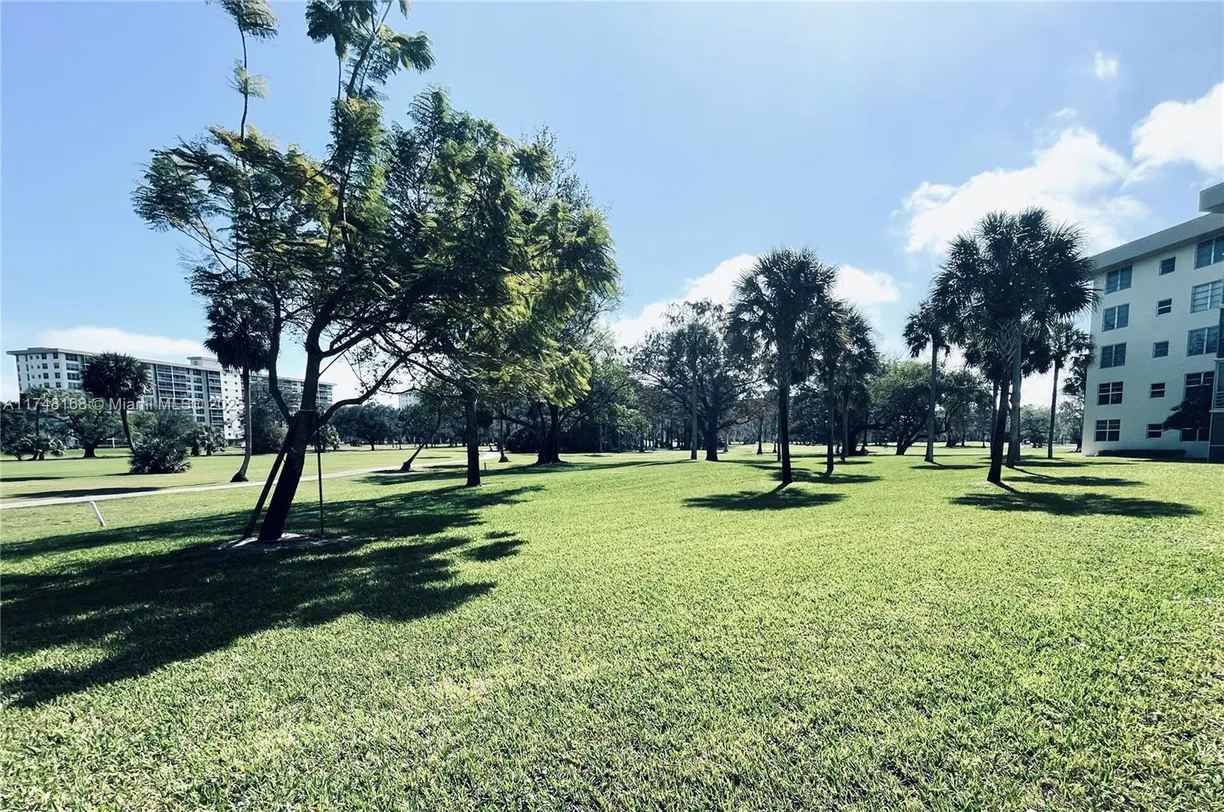 South Florida Real Estate | View 3800 Oaks Clubhouse Dr, 112 | 3 Beds, 2 Baths