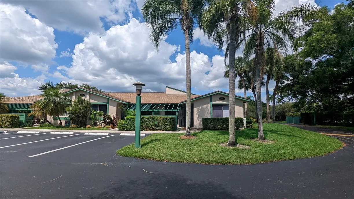 South Florida Real Estate | View 460 Lakeview Dr, 4 | 3 Beds, 2 Baths