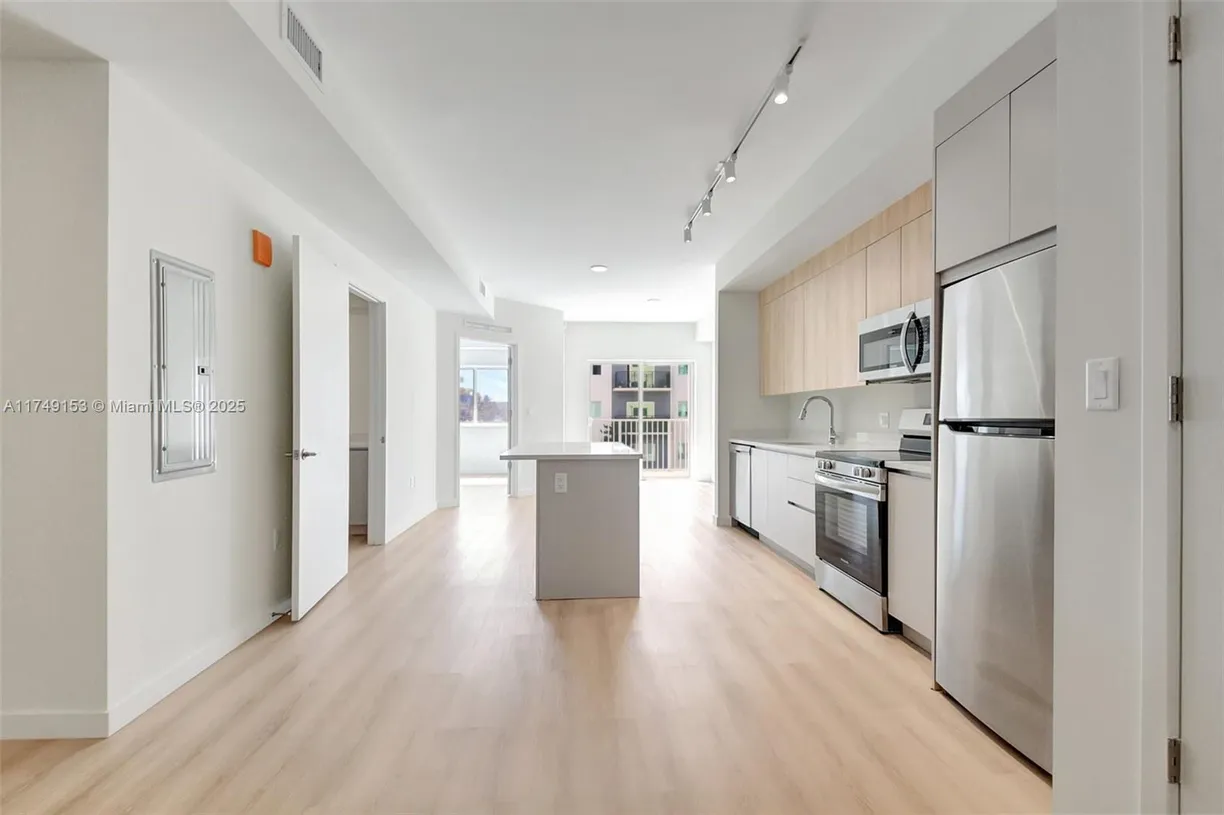South Florida Real Estate | View 1715 N Dixie Hwy, 2206 | 1 Bed, 1 Bath