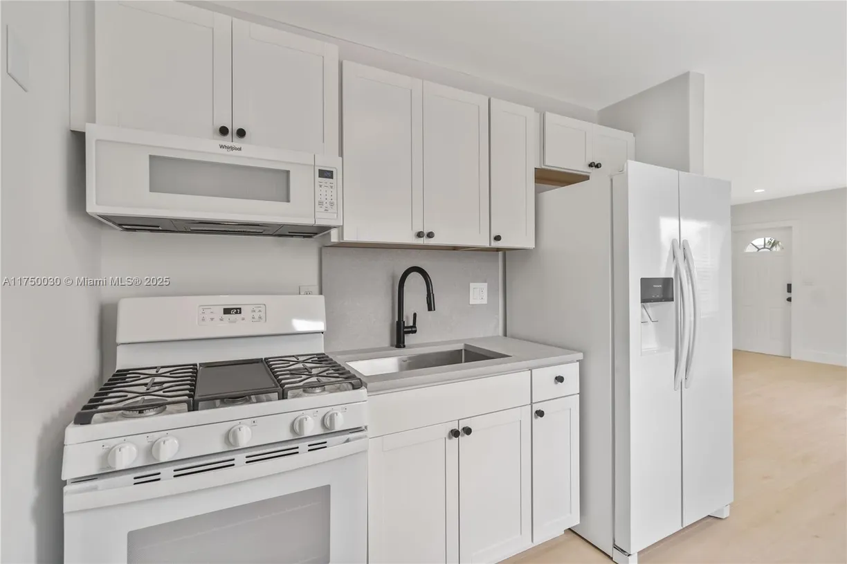 South Florida Real Estate | View 815 NE 5th St, 1 | 1 Bed, 1 Bath