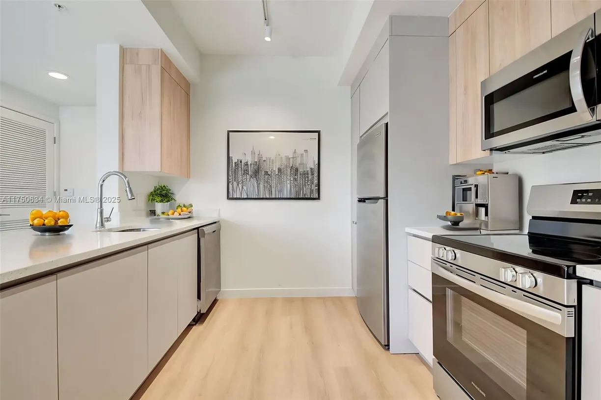 South Florida Real Estate | View 1715 N Dixie Hwy, 2208 | 1 Bed, 1 Bath