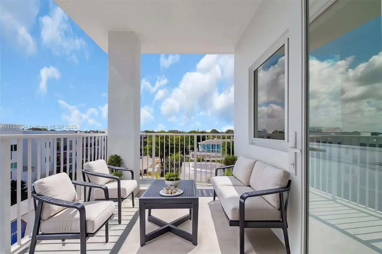South Florida Real Estate | View 1715 N Dixie Hwy, 2208 | Listing