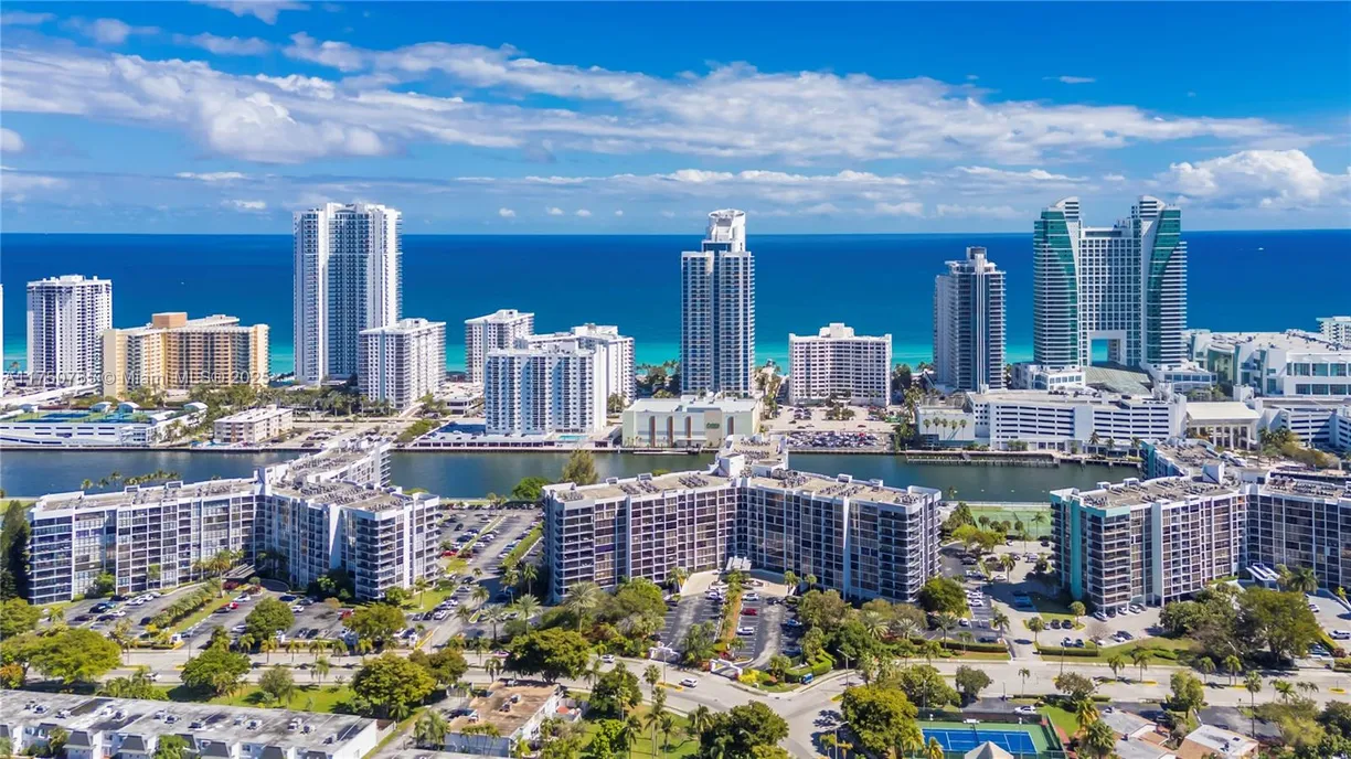 South Florida Real Estate | View 600 Parkview Dr, 624 | 1 Bed, 1 Bath
